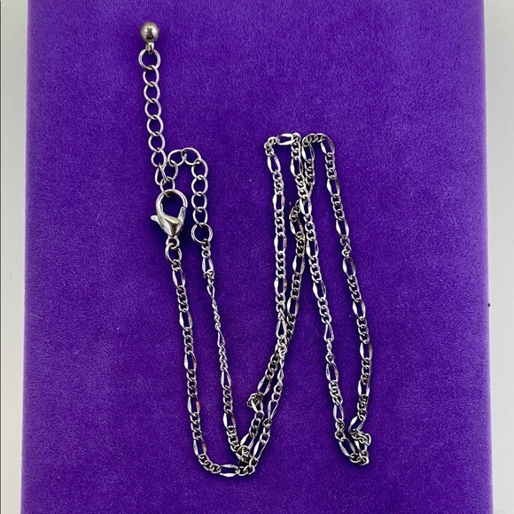 💛 Elegant Silver Plated Figaro Chain Necklace - Picture 2 of 5